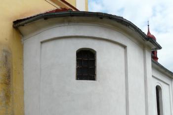 zaoblené jihozápadní nároží lodi (© Jaroslav Valečka, 05/2011)