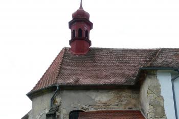 sakristie u severovýchodního nároží lodi a severní strany presbytáře (© Jaroslav Valečka, 05/2011)