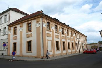 průčelí kláštera z ulice Boženy Němcové ( © Milan Caha 05/2011)