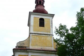 jihozápadní průčelí kaple s vchodem, před kaplí  kamenný kříž s reliéfem Panny Marie na soklu (© Jaroslav Valečka, 05/2011)