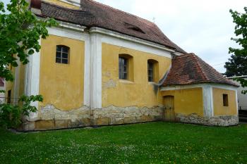 severovýchodní stěna lodi se sakristií (© Jaroslav Valečka, 05/2011)