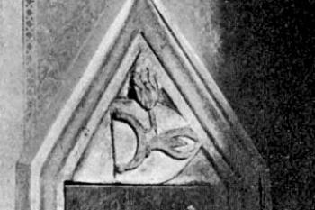 sanktuárium ve zdi presbytáře ( ©Zdeněk Wirth: Soupis památek historických a uměleckých v Království Českém, sv. 26 Politický okres kladenský, Archaelogická komise při České akademii císaře Františka Josefa pro vědy, slovesnost a umění, Praha 1907)