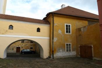propojení děkanství s kostelem ( © Milan Caha 05/2011)