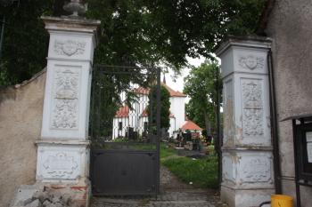 Jižní brána hřbitova z roku 1891 ( © Ivan Grisa 05/2011)