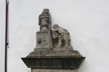 Náhrobek u závěrové stěny kostela ( © Ivan Grisa 05/2011)