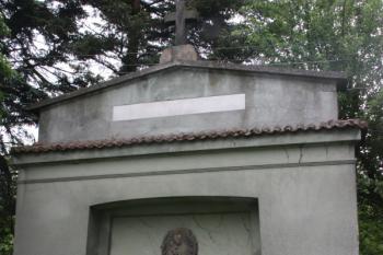 Hrobka rodu Pálffy v západní zdi proti kostelu ( © Ivan Grisa 05/2011)