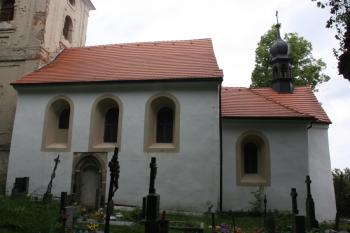 Loď a presbytář od jihu ( © Ivan Grisa 05/2011)