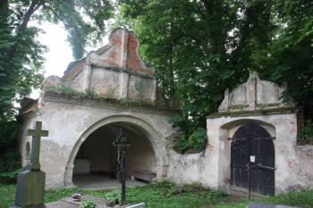 Brána na hřbitov a hřbitovní kaple od severozápadu ( © Ivan Grisa 05/2011)