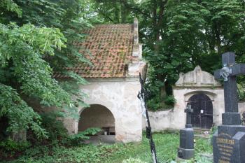 Hřbitovní kaple a brána od východu ( © Ivan Grisa 05/2011)