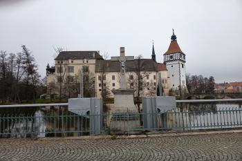 kamenný kříž na středním pilíři (© Marcela Váňová  11/2025)