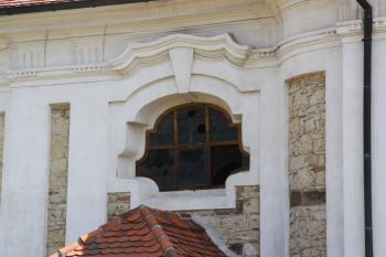 Okno v západní stěně presbytáře ( © Ivan Grisa 06/2011)