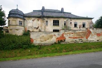 Budova zámku ze silnice od severozápadu ( © Filip Matoušek 08/2005)
