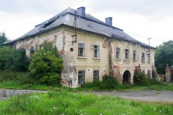 Zámek od jihu z prostoru dvora ( © Filip Matoušek 08/2005)
