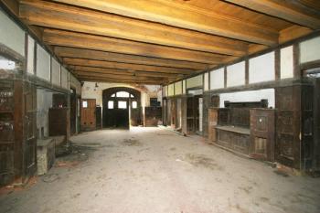 Vstupní hala v přízemí, nahrazující původní malé nádvoří tvrze ( © Filip Matoušek 08/2005)