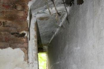 Střílnové okénko původní tvrze, dochované v severní místnosti přízemí zámku ( © Filip Matoušek 08/2005)