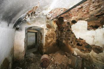 Interiér místnosti, která je pozůstatkem původní středověké tvrze ( © Filip Matoušek 08/2005)