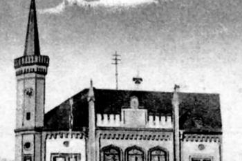 radnice na historické pohlednici z poč. 20. století (© Karel Kuča: Města a městečka v Čechách, na Moravě a ve Slezsku V-Ž (VIII. díl), Libri, Praha 2011)