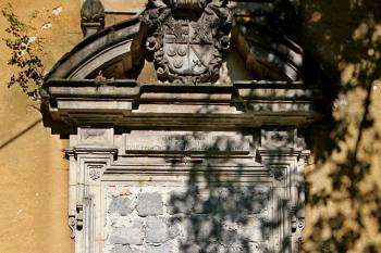 zazděný vstupní portál kostela (© Pavel Zany Komárek 12. 8. 2012)