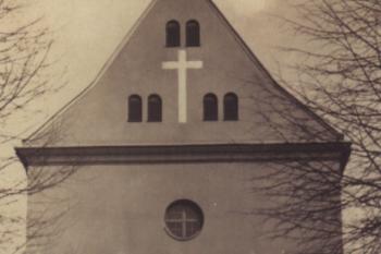 průčelí klášterního kostela na pohlednici z r. 1938 (© fotorepro Jiří M. Šimek, Zdeněk Rydygr, Bernhard Kirschner: Zákupy a okolí na starých pohlednicích, Baron, Hostivice 2010)