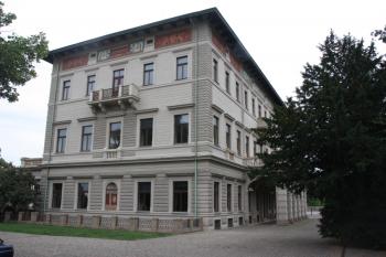 Hlavní budova: pohled od severovýchodu ( © Ivan Grisa 06/2011)