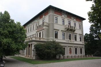 Hlavní budova: pohled od jihovýchodu ( © Ivan Grisa 06/2011)