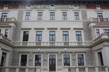 Hlavní budova: střední část jižního průčelí ( © Ivan Grisa 06/2011)