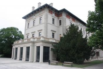 Hlavní budova: pohled od jihozápadu ( © Ivan Grisa 06/2011)