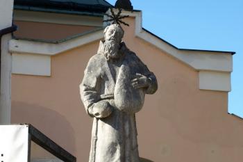 socha před kostelem ( © Milan Caha 06/2011)