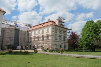 Rekonstrukce čelní zámecké budovy a severního křídla ( © Dušan Dohňanský 06/2019)