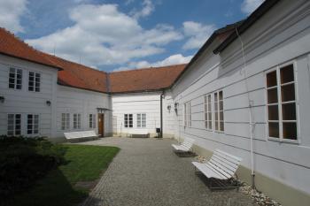 Vnitřní nádvoří předzámčí ( © Dušan Dohňanský 06/2019)