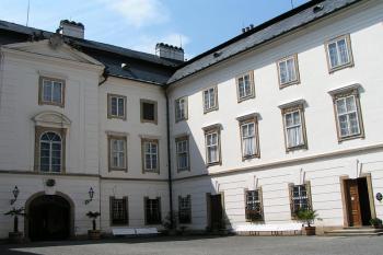 nádvoří ( © Petr Turyna 07/2005)