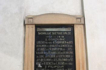Památník padlým z I. světové války na západním průčelí kostela ( © Ivan Grisa 06/2011)
