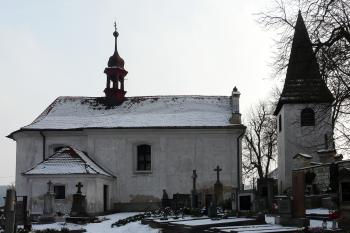 kostel se zvonicí od severu (© Jaroslav Valečka, 02/2012)