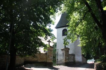 Zvonice a hřbitovní brána od severozápadu ( © Ivan Grisa 06/2011)