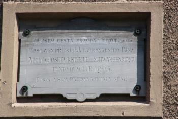 Pamětní deska mezi okny I. patra jižního průčelí ( © Ivan Grisa 06/2011)