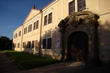 vstupní portál (© Petr Pospíšil, 06/2012)