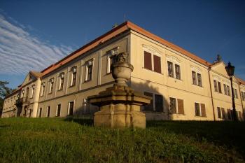 nároží zámecké budovy (© Petr Pospíšil, 06/2012)