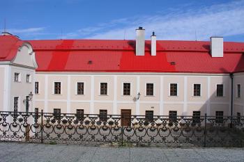 Nádvoří zámku ( © Roman Řezáč 10/2004)