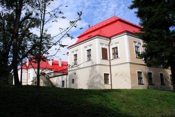 jihovýchodní nároží ( © Roman Řezáč 10/2004)