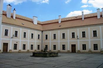 pohled na zámecké nádvoří již s vybledlou  fasádou a střechou /oproti r.2006/ (©  , 07,2013 Dušan D.)