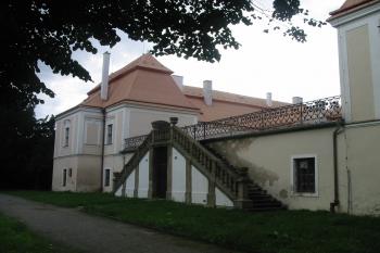 dvojramenné schodiště na jižní straně, vedoucí na verandu s pohledem do vnitřního nádvoří (© D Dohňanský, 07/2013)
