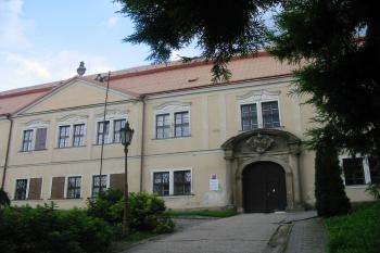 vstupní portál v záp.traktu (© D Dohňanský, 07/2013)