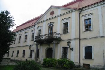 hlavní zámecké průčelí s risalitem a s balkonem na sev,straně (© D Dohňanský, 07/2013)
