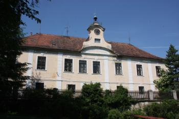 Hlavní (východní) průčelí obytné části zámku ( © Ivan Grisa 06/2011)