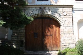 Hlavní portál se schwarzenberským erbem ( © Ivan Grisa 06/2011)