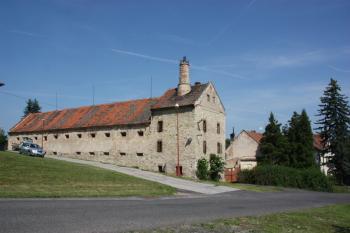 Hospodářské křídlo zámku s bývalou sladovnou ( © Ivan Grisa 06/2011)