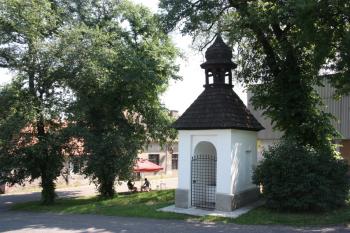Kaplička (zvonička) od západu ( © Ivan Grisa 06/2011)