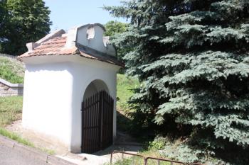 Kaplička v jihovýchodní části návsi ( © Ivan Grisa 06/2011)
