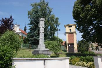Pomník a nedaleká historická trafostanice od jihu ( © Ivan Grisa 06/2011)