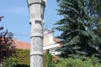 Pomník od jihovýchodu, v pozadí kostel ( © Ivan Grisa 06/2011)